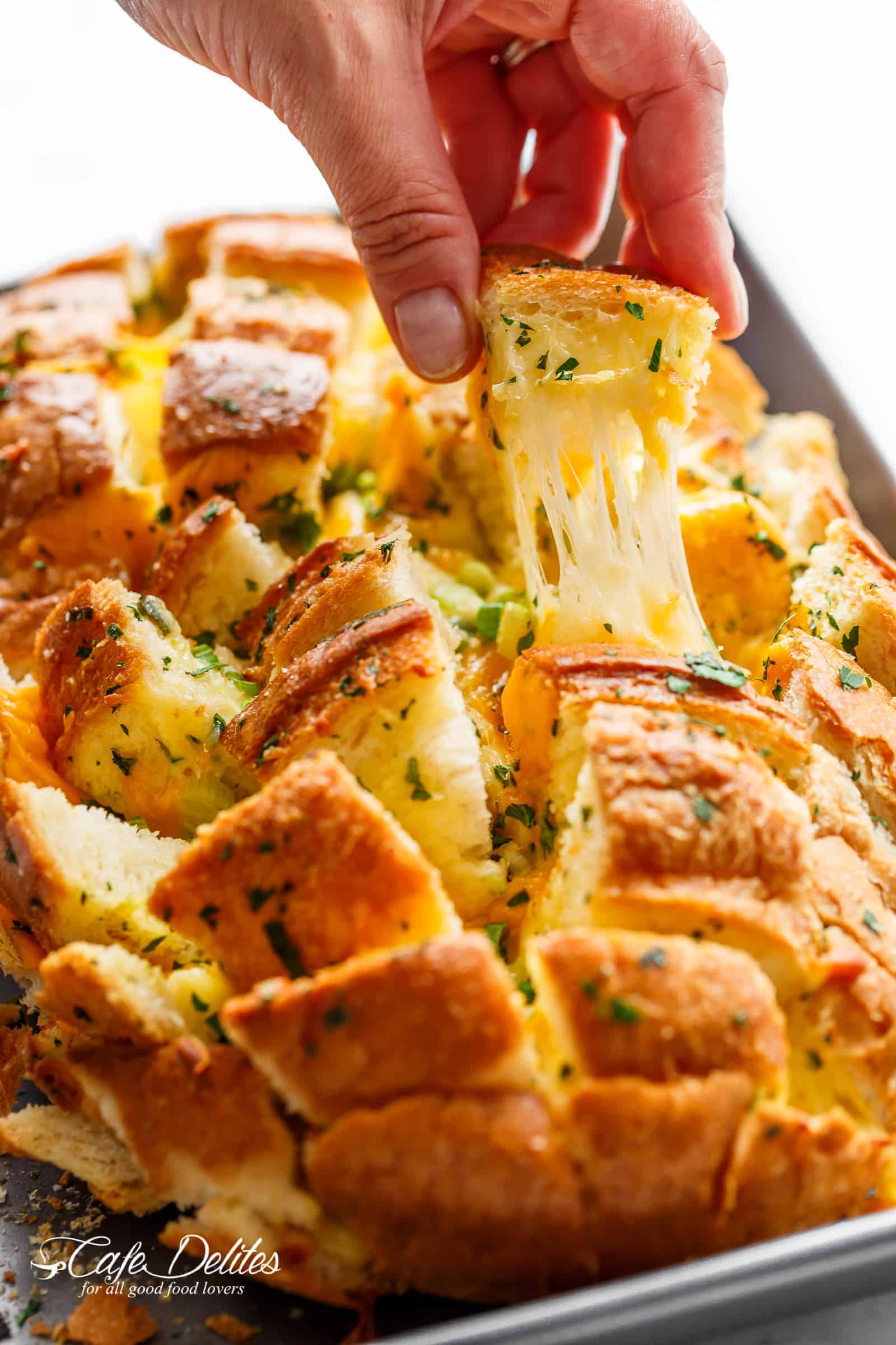 Easy Bloomin' Onion Garlic Bread: Impress Guests with Cheesy Pull-Apart